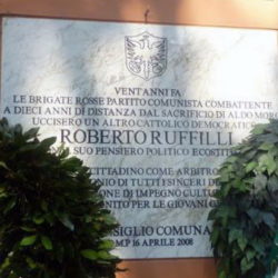 Lapide posta a Forlì all'ingresso di quella che fu l'abitazione di Roberto Ruffilli ed ora la sede della fondazione a lui intitolata