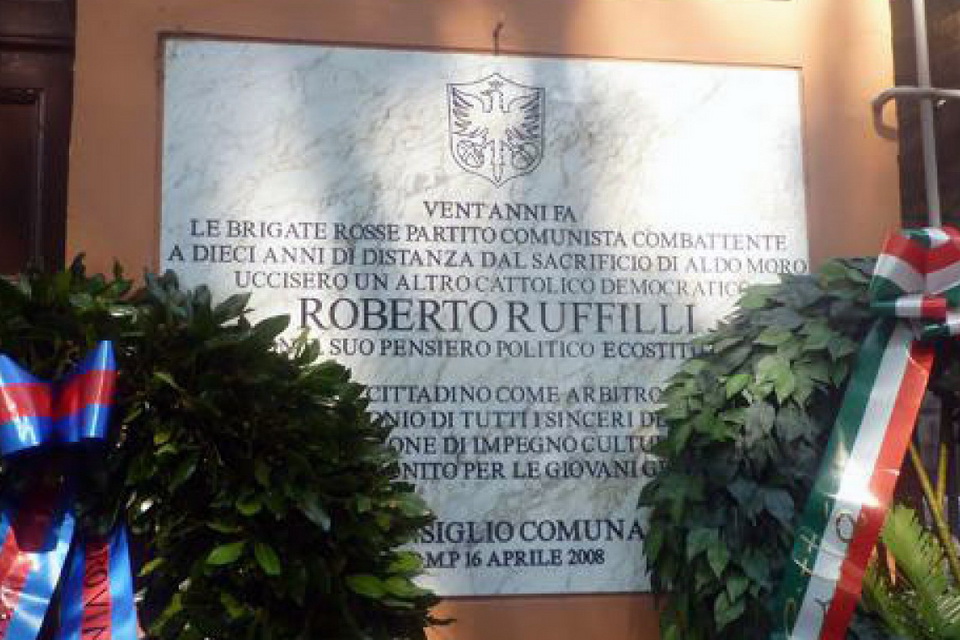 Lapide posta a Forlì all'ingresso di quella che fu l'abitazione di Roberto Ruffilli ed ora la sede della fondazione a lui intitolata