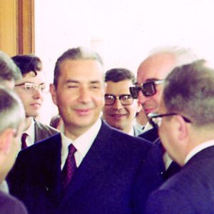 Luigi Gui con Aldo Moro al Gregorianum attorniato da alcuni studenti, tra cui si riconoscono Giovanni Natile e Leo CItelli